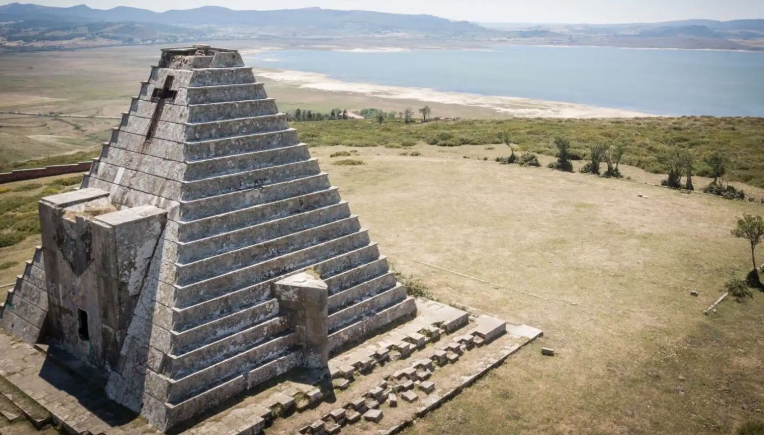 Descubre estas misteriosas pirámides en España que parecen aztecas y se desconoce su origen 1 Merca2.es PIRÁMIDES: ARQUITECTURA MISTERIOSA