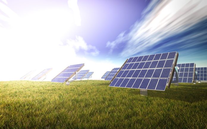La revolucionaria propuesta de Leroy Merlin son estas placas solares fáciles de instalar