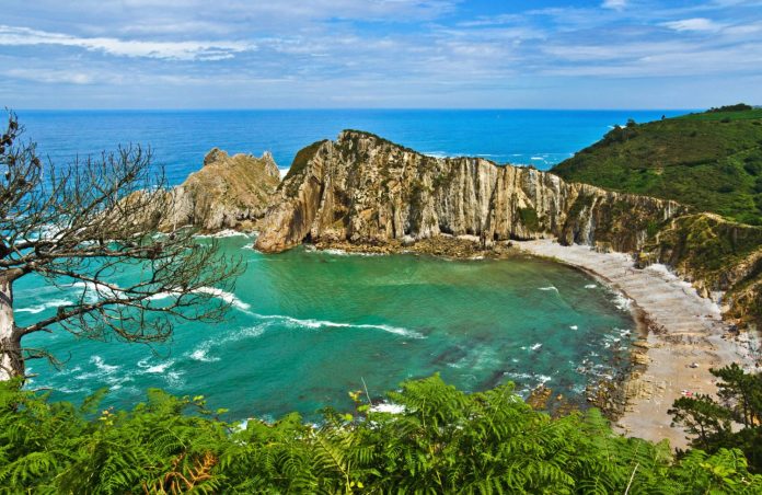 Descubre las playas vírgenes y los pueblos marineros de esta maravilla asturiana con las montañas de fondo