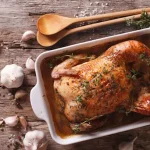 El secreto para hacer un jugoso pollo asado al ajillo y tomillo