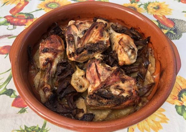 pollo asado con manzanas y setas foto principal Merca2.es