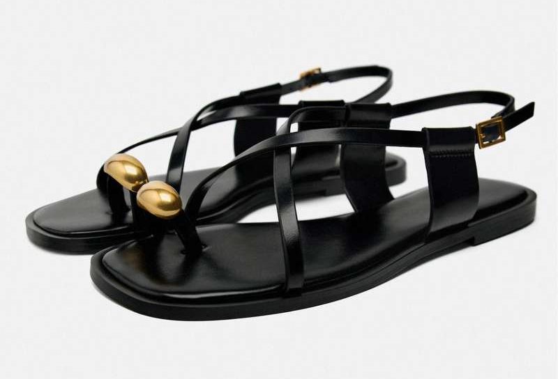 Zara ya se prepara para el calor con estas sandalias planas y elegantes por menos de 30 euros