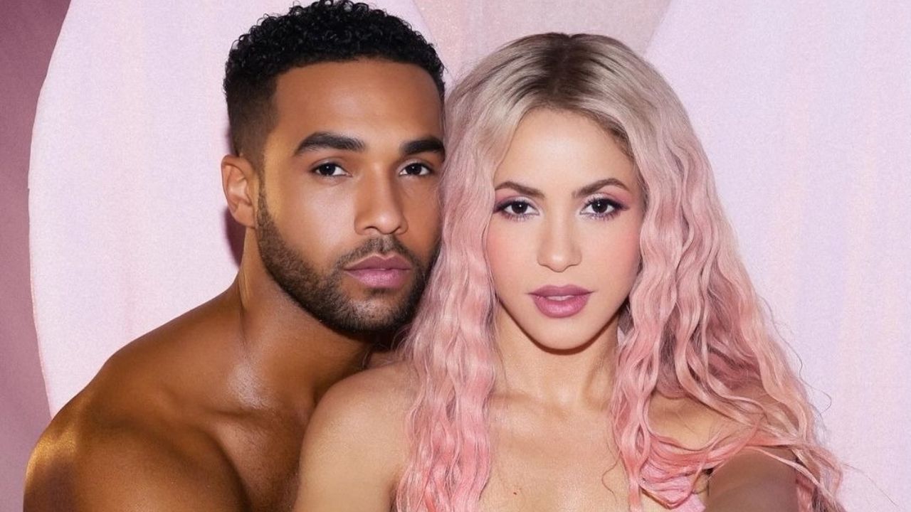 ¡Casi hay beso! Descubre al galán de ‘Emily en París’ que casi roba un beso a Shakira en su último video