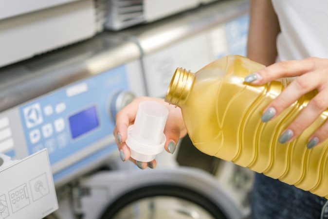 woman pouring detergent cap 1 Merca2.es