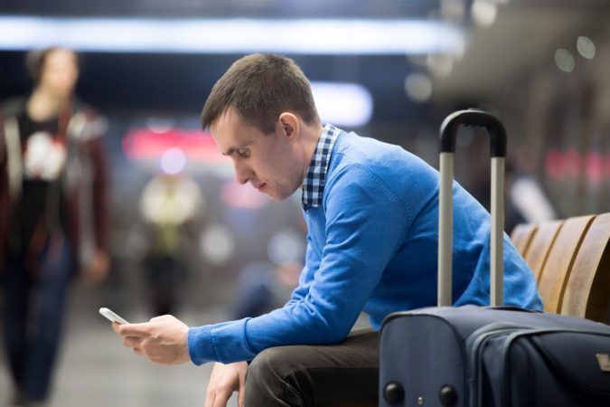 young traveler waiting airport Merca2.es