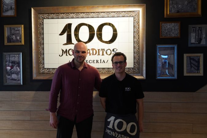 Carlos Chamorro con Jorge González, jefe de equipo del local de 100 Montaditos