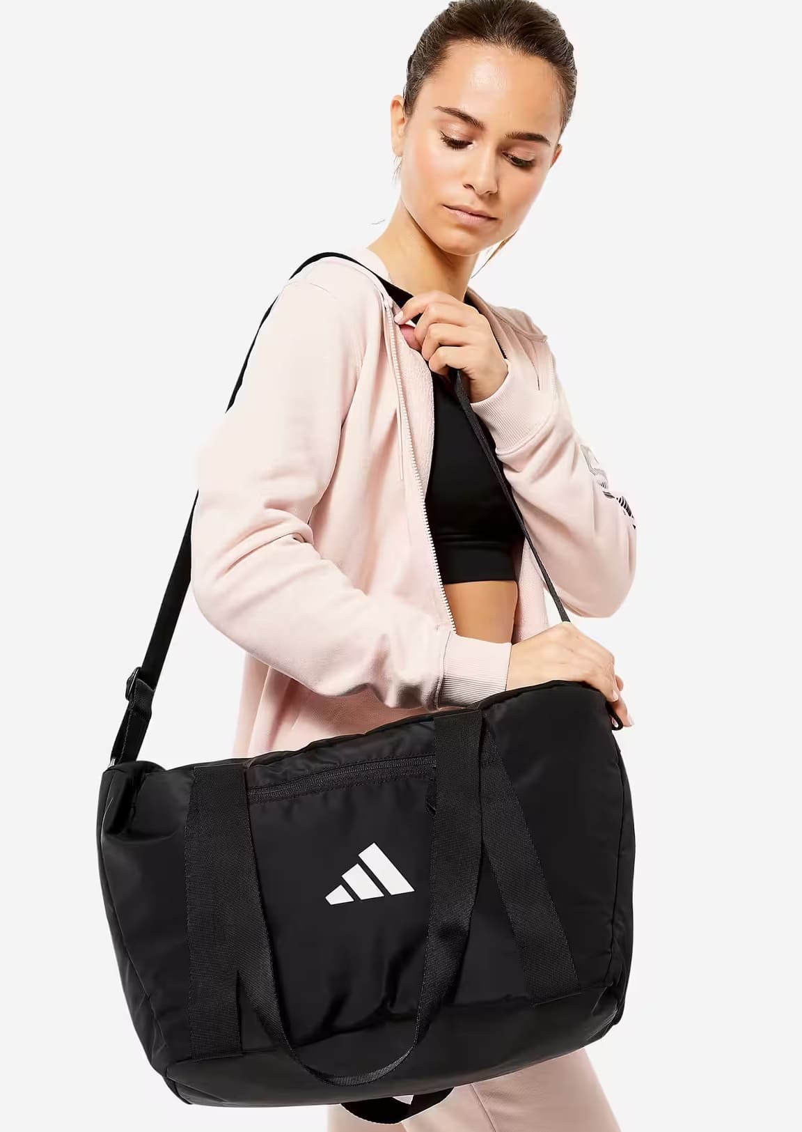 Decathlon rebaja hasta los 25 euros el clásico bolso de Adidas perfecto para ir al gimnasio