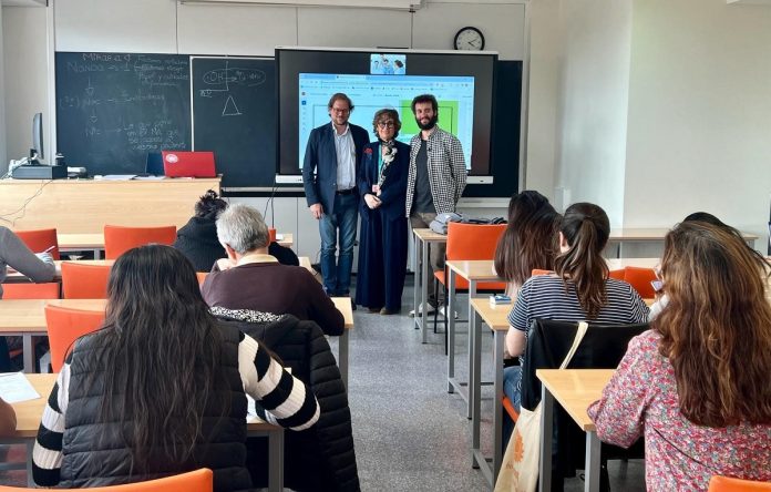 Alfonso Loriga, responsable de Formación de Cáritas Madrid junto a Aurora Herraiz, directora de Responsabilidad Social Corporativa (RSC) de la Fundación Jiménez Díaz, y el formador del curso