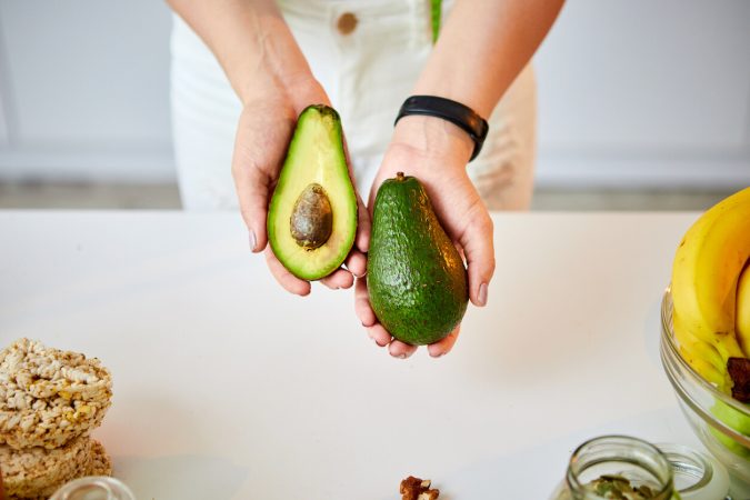 Paso a paso para conservar más los aguacates: