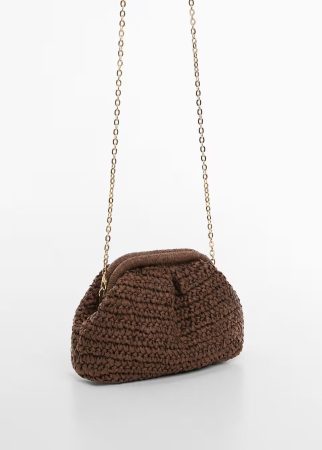 Mango presenta su colección de bolsos imprescindibles para tus looks estivales 1 Merca2.es Bolso clutch ratán