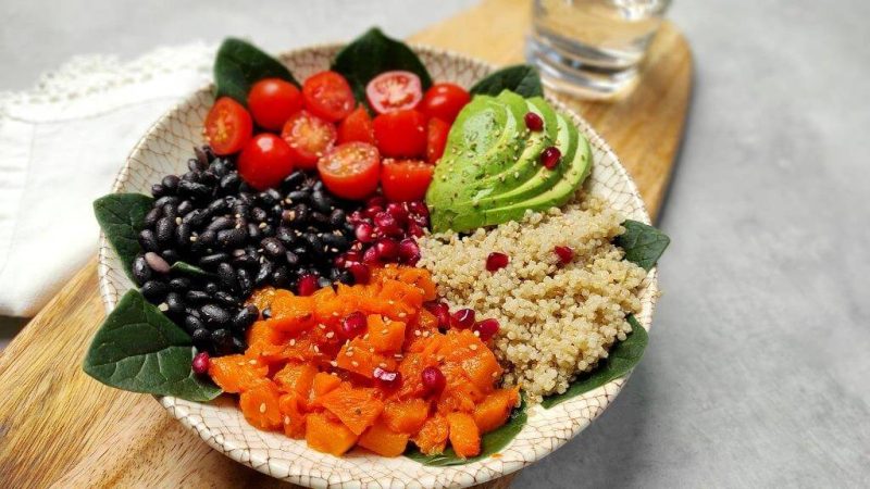 Buddha bowl 2 con calabaza asada quinoa alubias aguacates tomates cherry espinacas Merca2.es