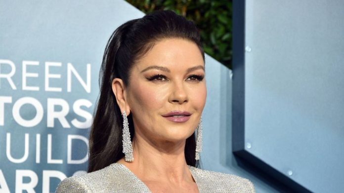 La hija de Catherine Zeta-Jones llevó el vestido con el que su madre triunfó 25 años después