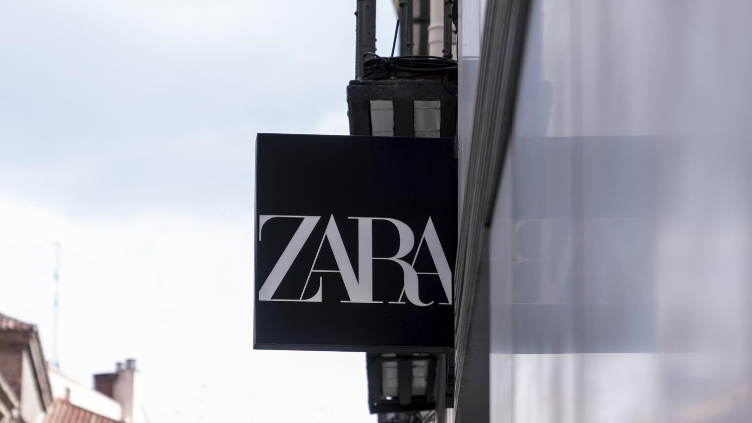 Con la primavera llegan los vestidos estampados y de colores a Zara, estas son sus novedades