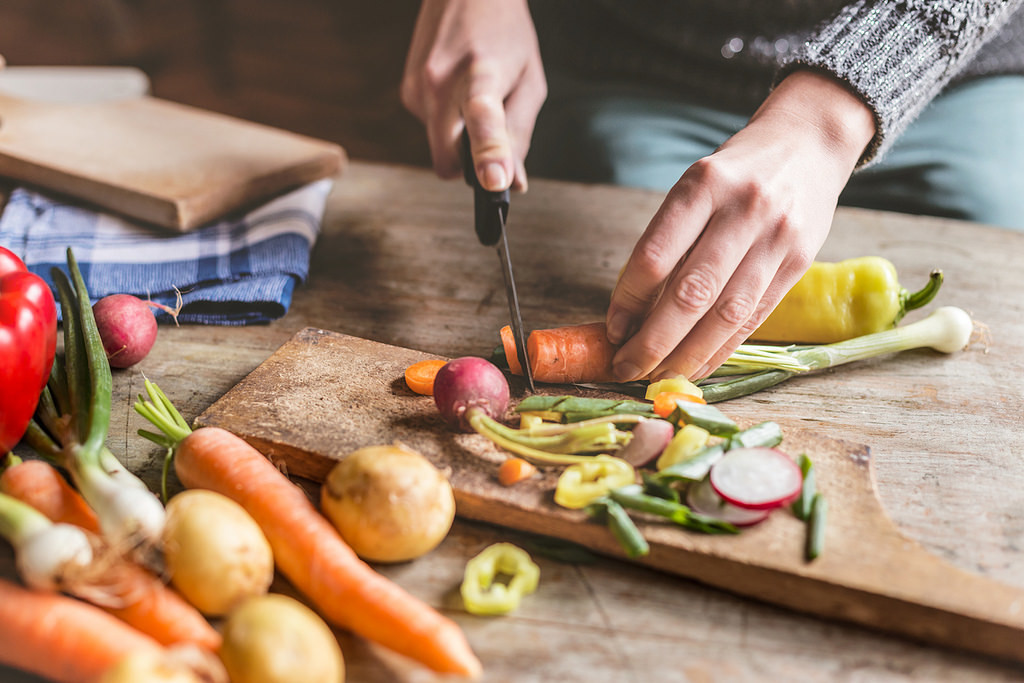 Cuáles son las mejores tablas de cortar para tu cocina ¿las de madera o las de plástico?   