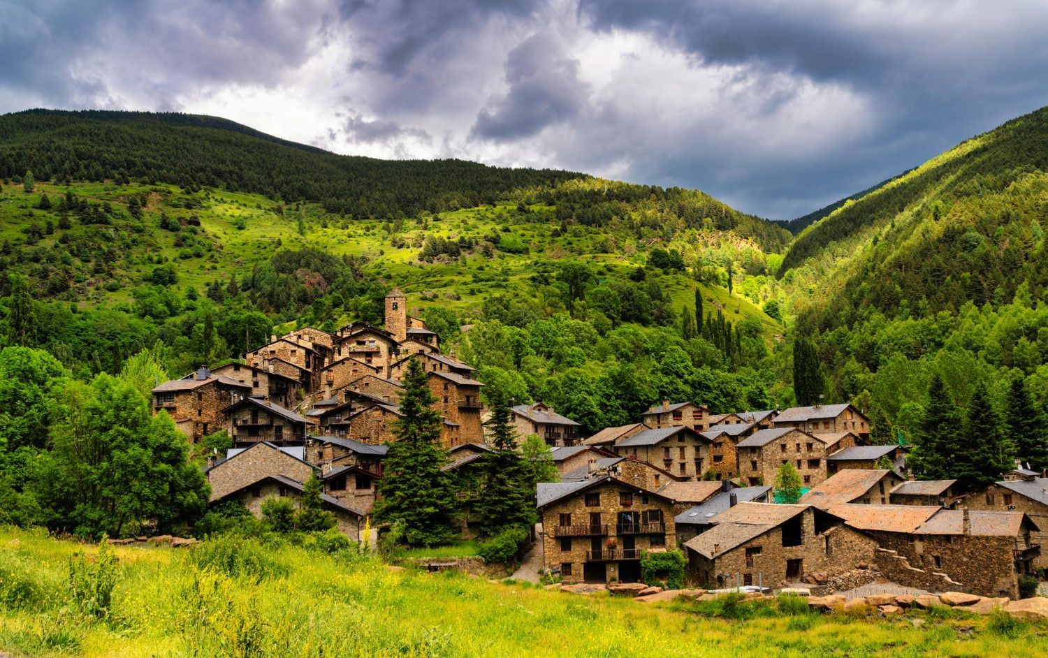 Descubre el único pueblo de España al que se accede desde el extranjero