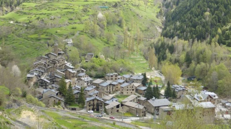 Un viaje único a Llivia: El pueblo español al que solo se llega desde Francia