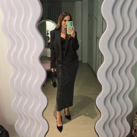 ¿Qué te parece el último outfit de Paula Echevarría para las noches que puedes encontrar en Bershka? 1 Merca2.es El outfit de Paula Echevarría que puedes crear con la falda de Bershka