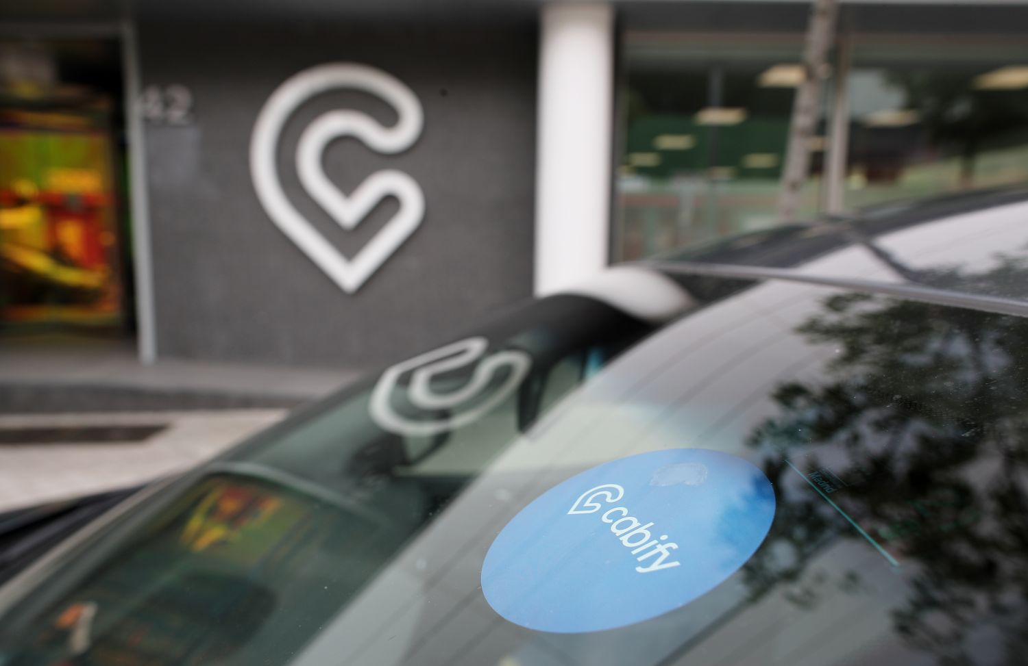 Los sindicatos de Cabify y Uber ven como inadmisible la propuesta de la patronal del sector en Madrid
