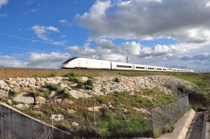 El silencio de CAF ha puesto al Gobierno en la carrera para encontrar otro comprador para Talgo lejos de Hungría