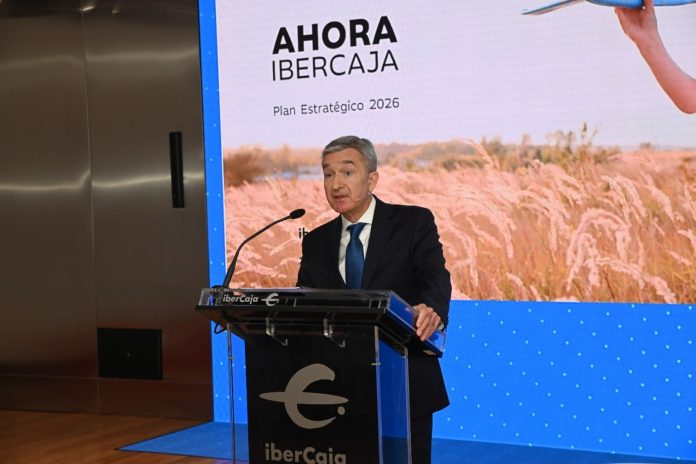 El consejero delegado de Ibercaja Banco, Víctor Iglesias, interviene durante la presentación del nuevo Plan Estratégico 2024-2026, en la sede central de Ibercaja, a 27 de abril de 2024, en Zaragoza, Aragón (España).