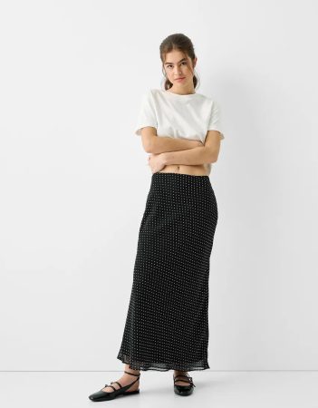 ¿Qué te parece el último outfit de Paula Echevarría para las noches que puedes encontrar en Bershka? 2 Merca2.es Falda larga chifón lunares de Bershka