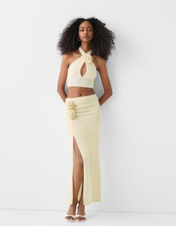 ¿Qué te parece el último outfit de Paula Echevarría para las noches que puedes encontrar en Bershka? 3 Merca2.es Falda midi rústica detalle flor