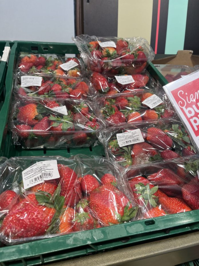 Eroski pone fin en España al engaño de las fresas de Marruecos