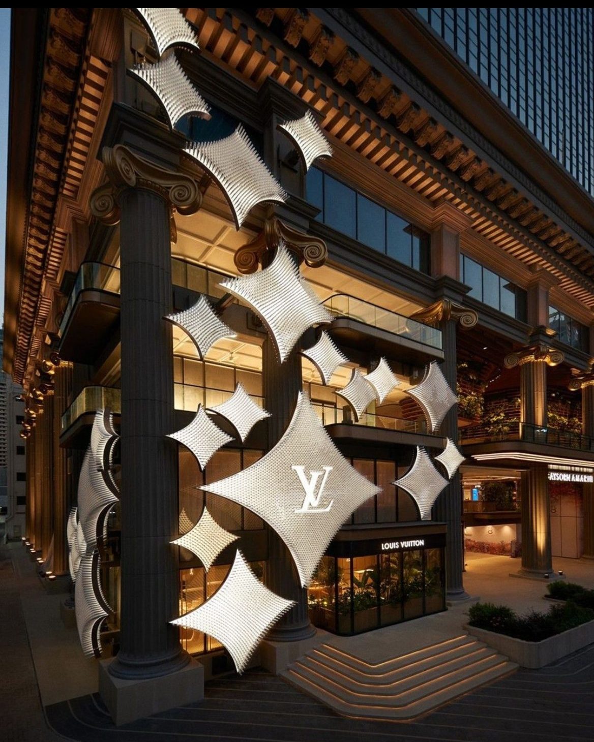 Louis Vuitton suaviza su imagen de marca de lujo para fidelizar clientes