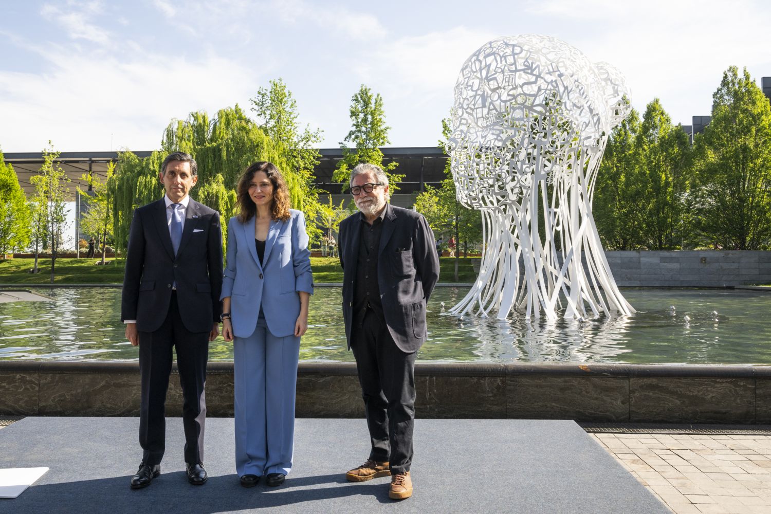 Telefónica celebra los 100 años con una escultura y un conciertazo en el Bernabéu