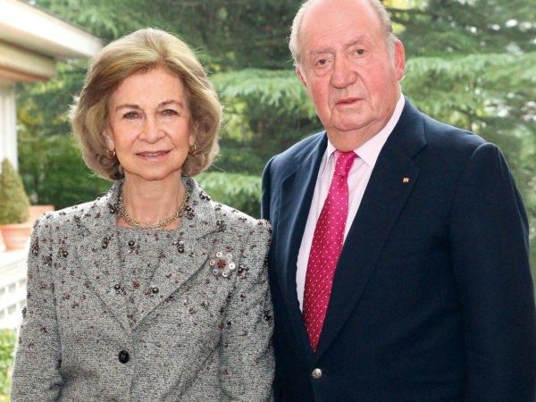 Un empleado de la reina Sofía y Juan Carlos I cuenta toda la verdad 88 Merca2.es Pilar Eyre desvela quienes eran los tres amantes de la reina Sofia mientras aun vivia en Zarzuela 9 Merca2.es