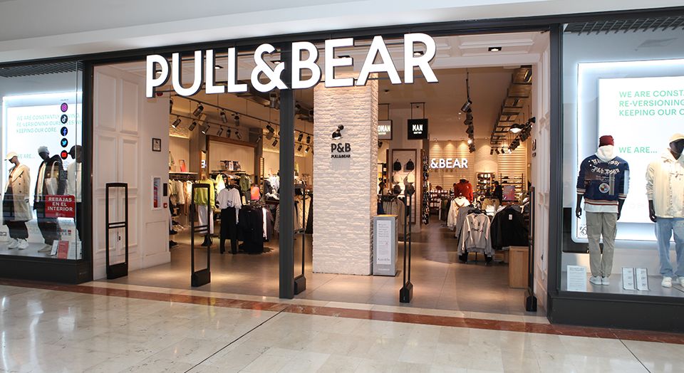 Pull&Bear lanza una nueva colección de bolsos perfectos para el verano