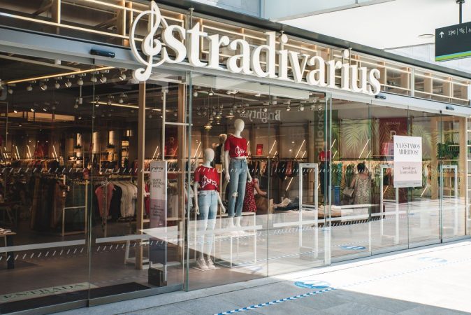 Stradivarius acaba de lanzar la falda vaquera ideal para que las maduritas luzcan tipazo