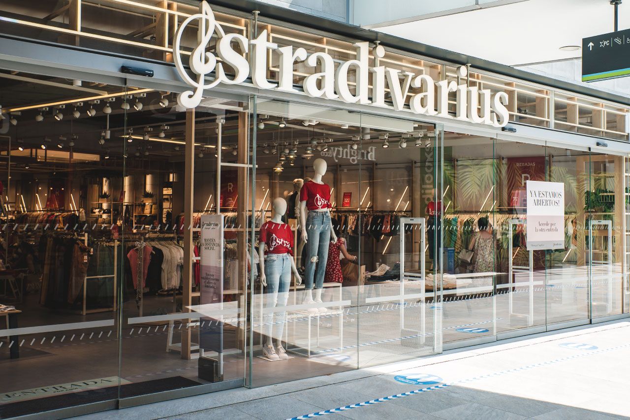Stradivarius lanza la falda vaquera ideal para que las maduritas luzcan tipazo