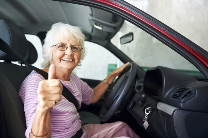 TERCERA EDAD CONDUCIENDO COCHE 4 Merca2.es