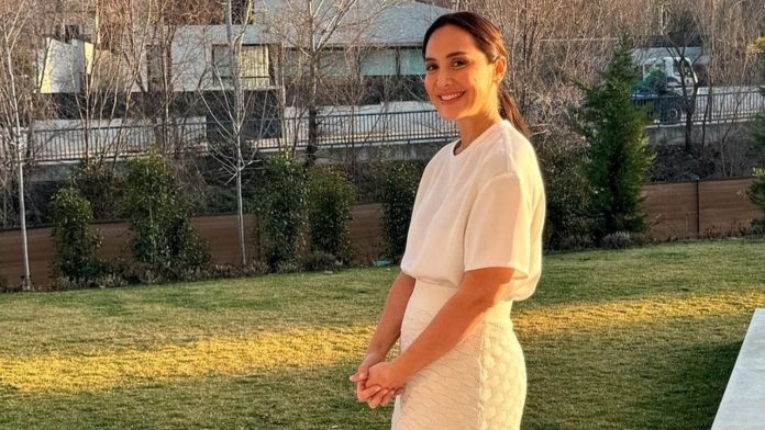 Tamara Falcó la clava con este pantalón blanco que puedes comprar hoy mismo con el 50% de descuento