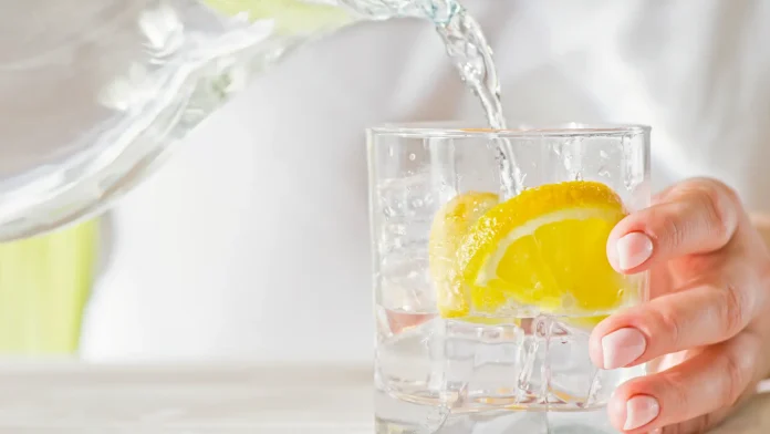 ⁠Cómo el agua con limón en ayunas puede transformar tu salud en tan solo 7 días