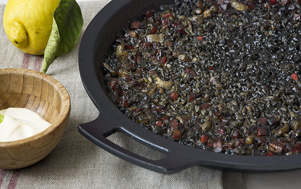 La receta de arroz negro con calamares con la que triunfarás