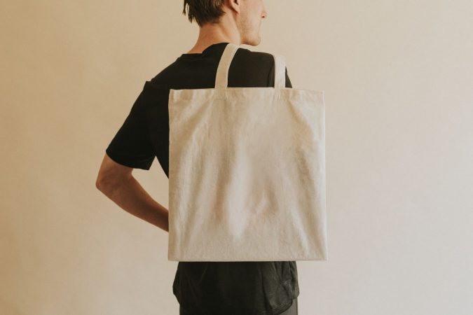 back view man carrying tote bag Merca2.es