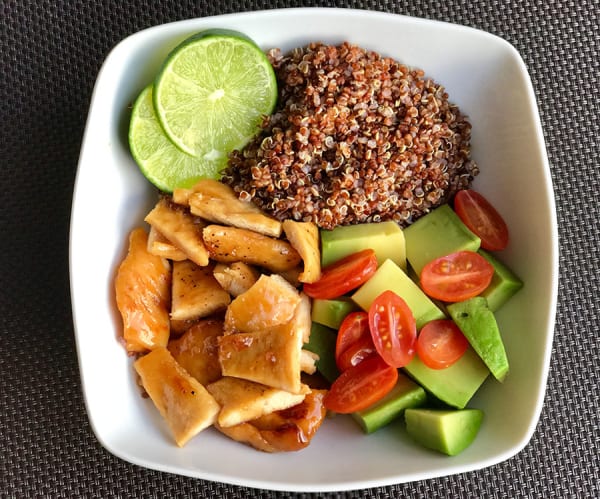 Después de los excesos de Semana Santa: te proponemos este sano bol de quinoa, verduras asadas y aguacate