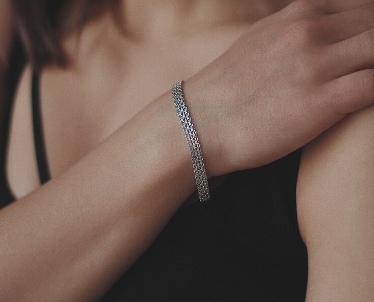 Sin saberlo, una joven compró un brazalete de lujo en una tienda de segunda mano 1 Merca2.es Sin saberlo, una joven compró un brazalete de lujo en una tienda de segunda mano