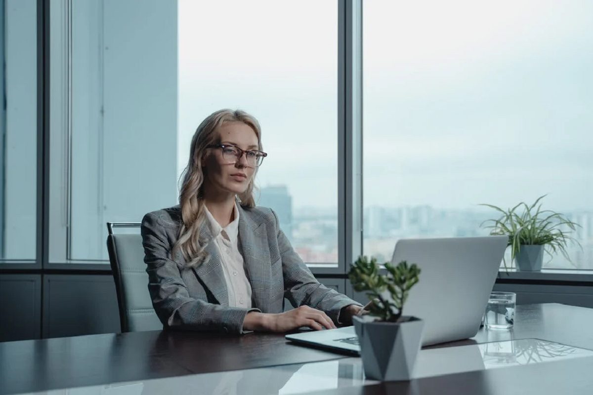 ¿Cuáles son las funciones de un director de ventas o director comercial?