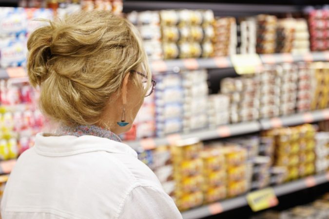 elderly woman supermarket Merca2.es