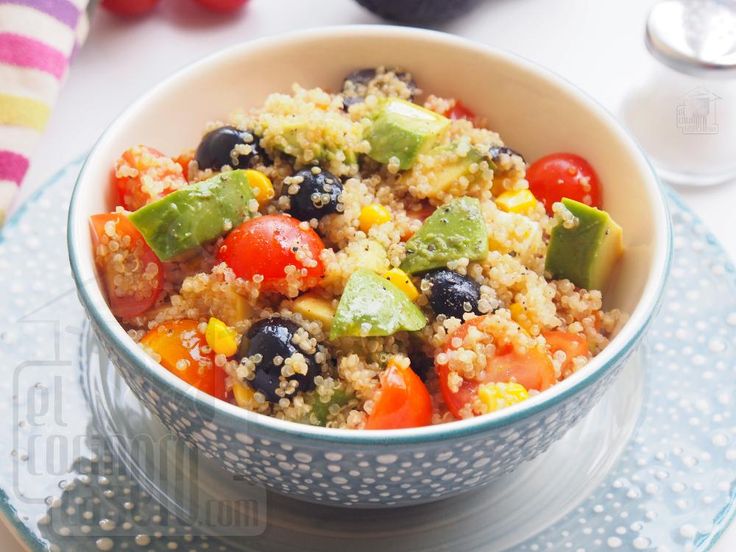 Ensalada de quinoa, aguacate, espinaca y cherry