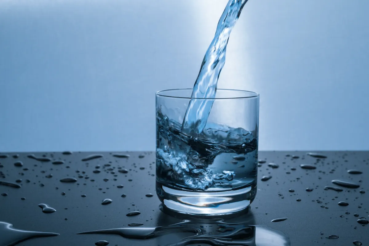 Por qué necesitas beber agua potable