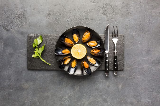 flat lay cooked mussels plate slate Merca2.es