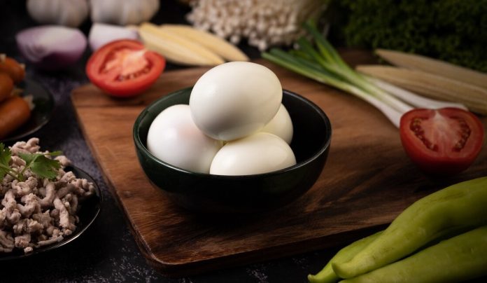 5 formas de cocinar huevos sin grasas ni aceite en tu freidora de aire