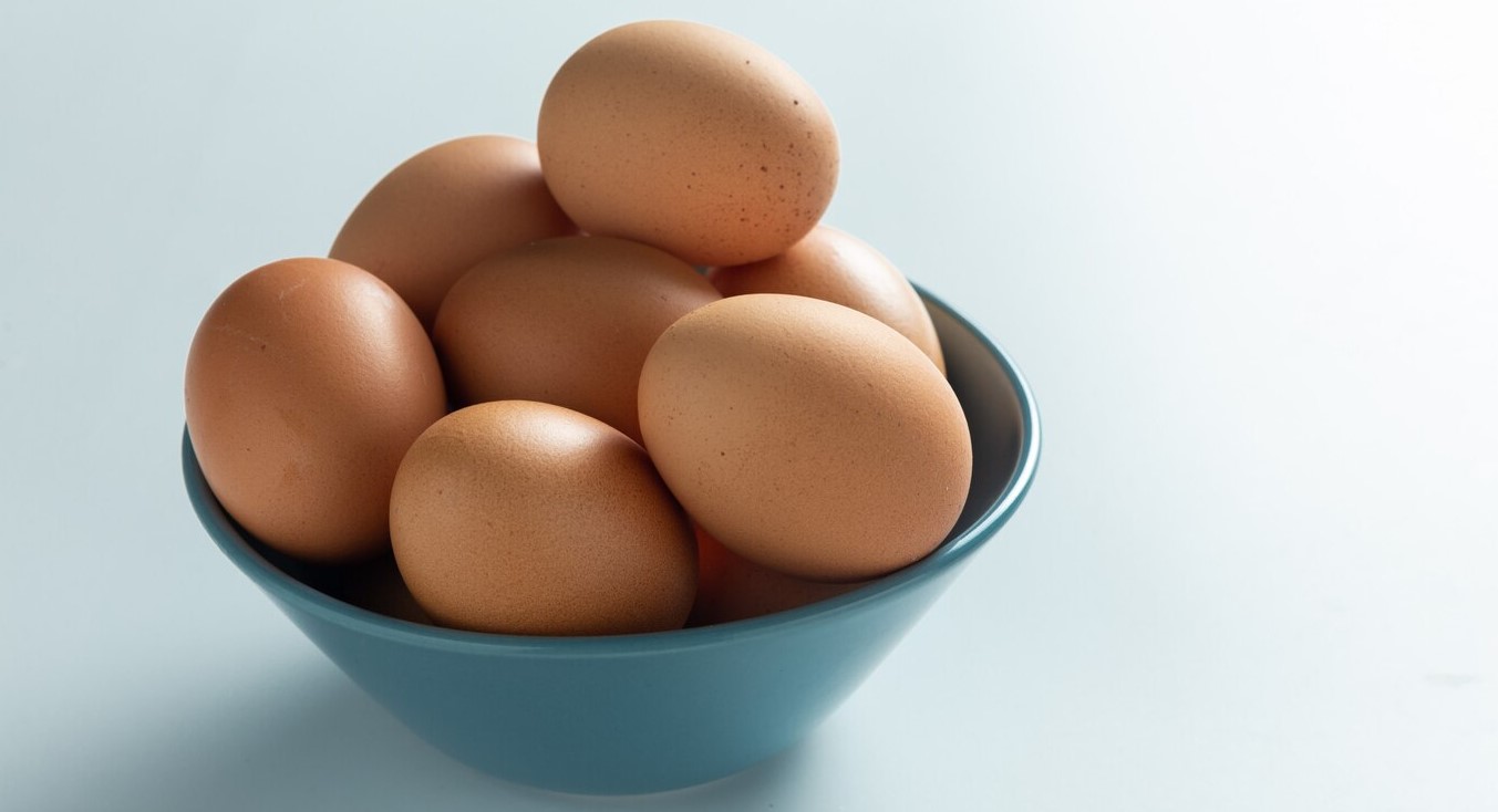 Nunca debes calentar un huevo solo en el microondas: el video viral que lo explica todo