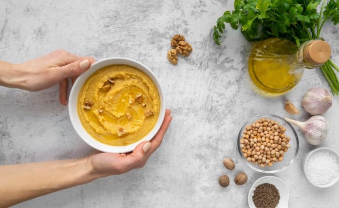 Los poderes nutricionales del humus de garbanzo y como prepararlo en pocos minutos