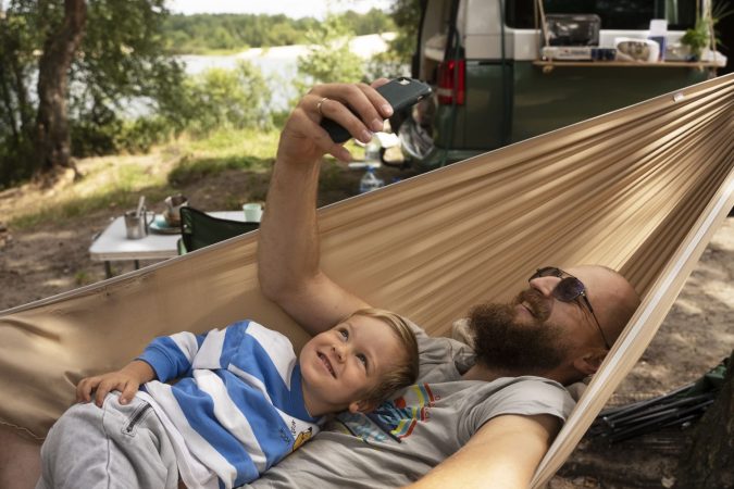 man kid taking selfie hammock side view Merca2.es