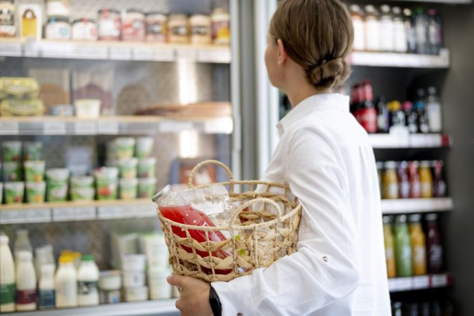 medium shot woman shopping with basket Merca2.es